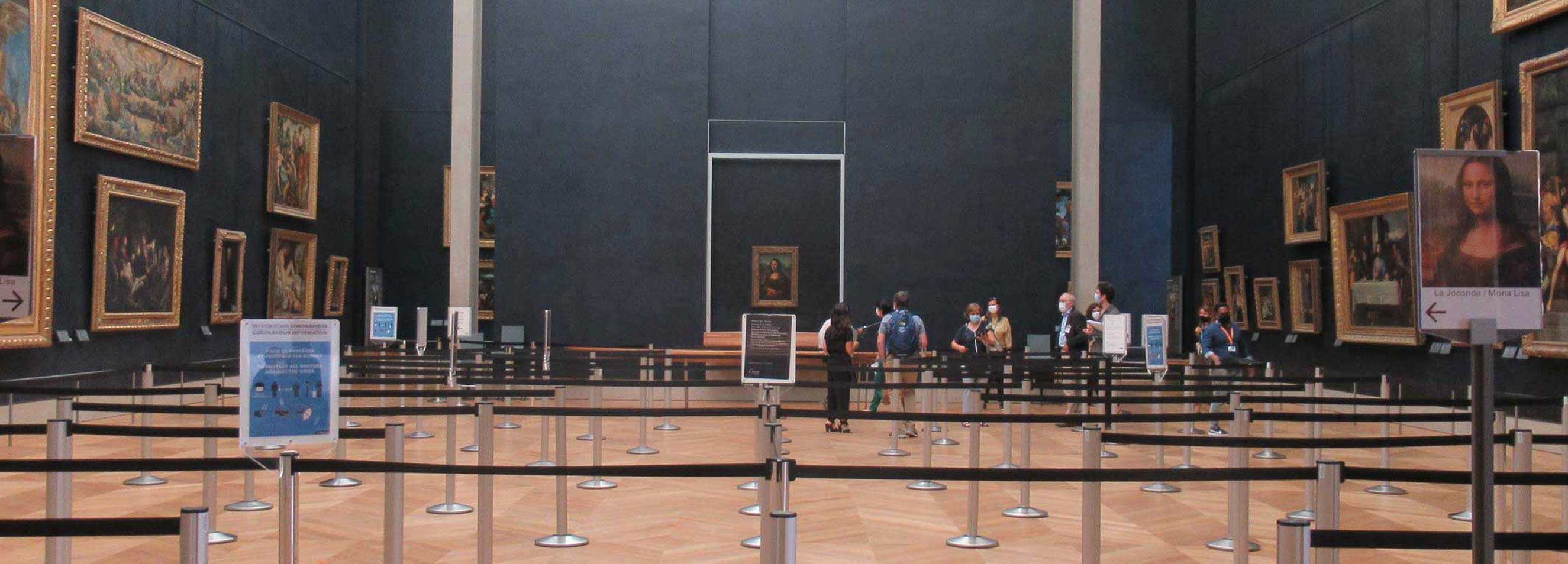 Ausstellungsraum im Museum Louvre mit Personenleitsystem